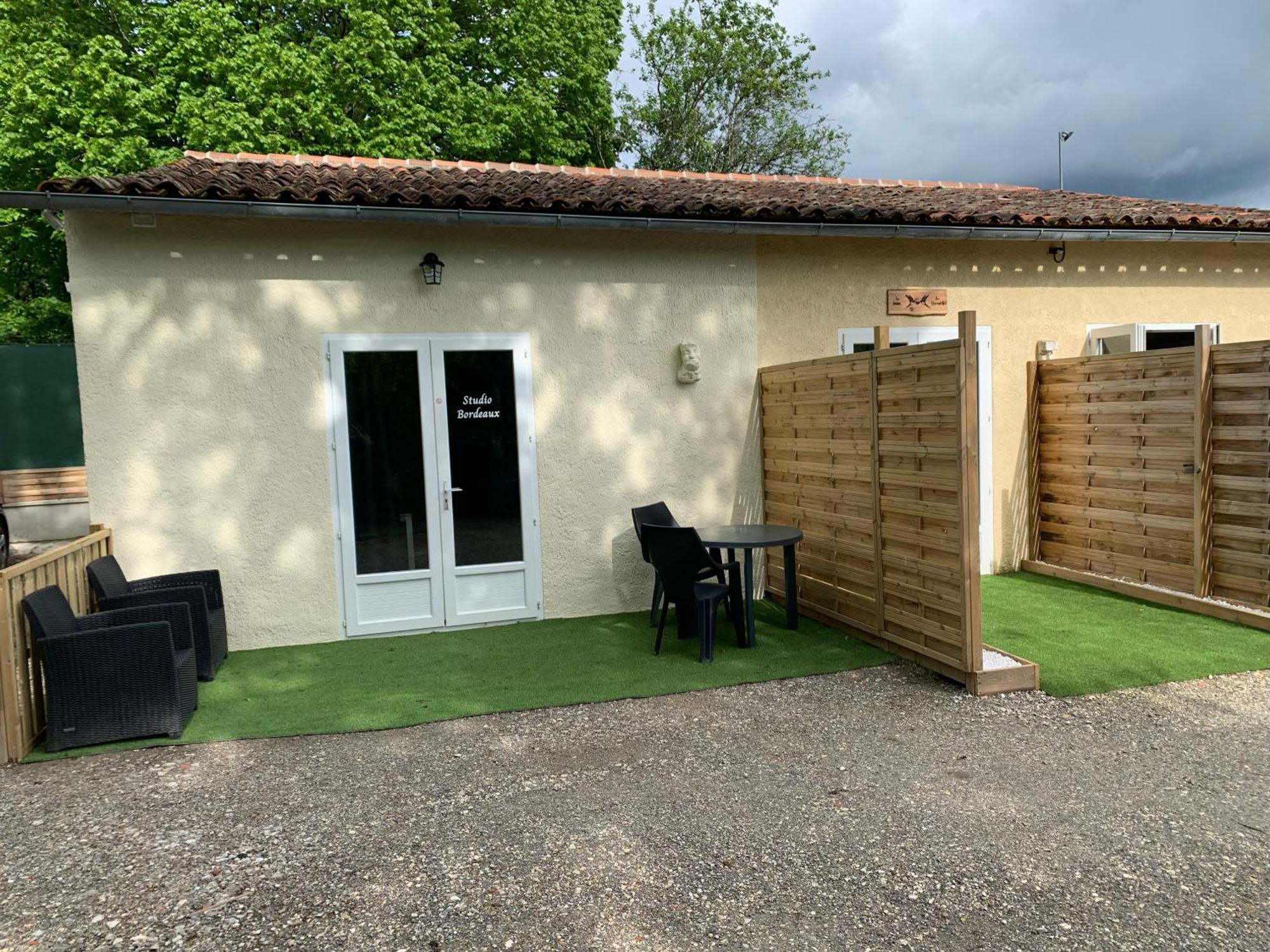 Chambre D'Hotes Naturiste Le Jardin Des Hirondelles Blanzaguet-Saint-Cybard ภายนอก รูปภาพ